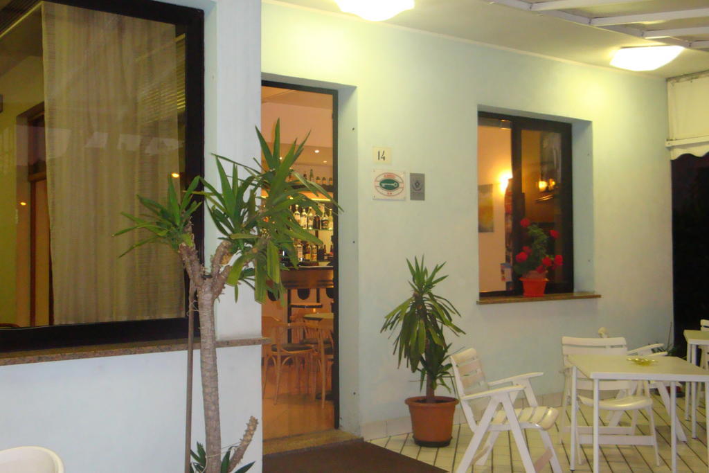 Hotel Vela Azzurra Rímini Exterior foto