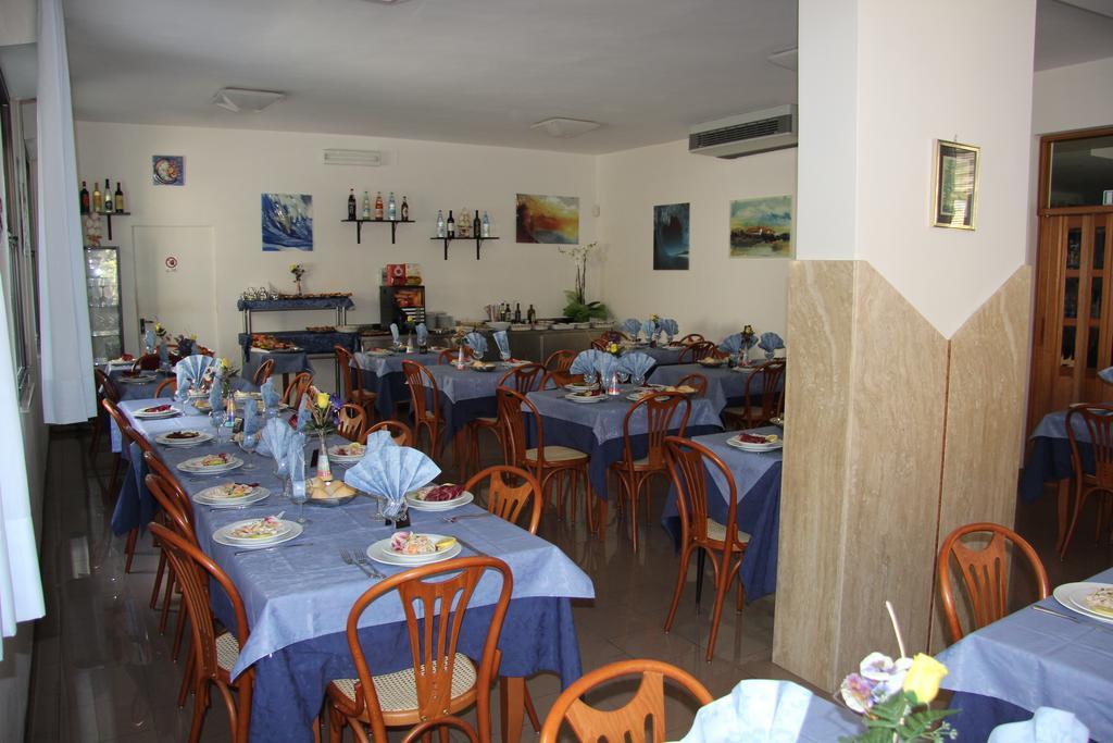 Hotel Vela Azzurra Rímini Exterior foto